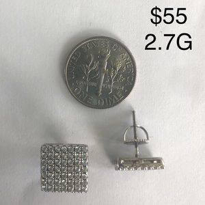 SILVER STUD EARRING.